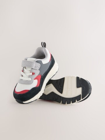 Next Σνίκερ σε κόκκινο