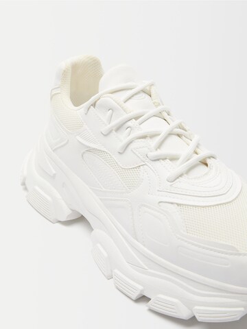 Bershka Rövid szárú sportcipők - fehér