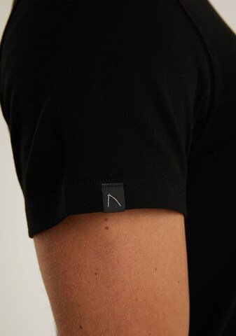 CHASIN' Shirt in Black