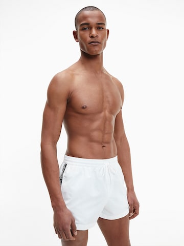 Calvin Klein Swimwear - Calções de banho em branco: frente