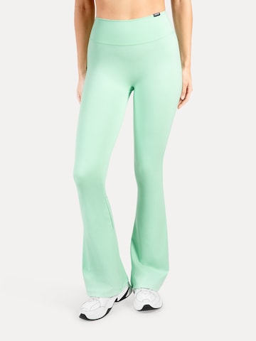 Smilodox Flared Leggings in Green: front