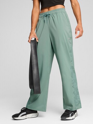 PUMA Wide leg Sportbyxa i grön: framsida