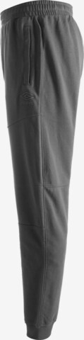 Tapered Pantaloni sportivi di UMBRO in grigio
