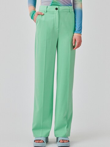 modström Wide leg Pleated Pants 'AnkerMD' in Green: front