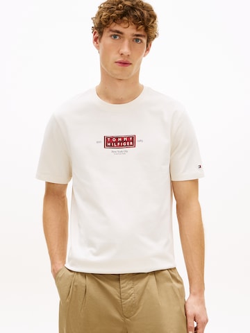 T-Shirt 'HERITAGE' TOMMY HILFIGER en beige : devant