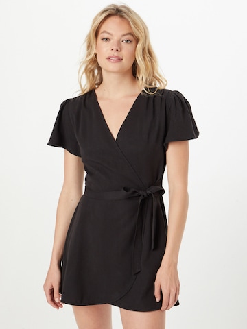 Rochie de la Superdry pe negru: față