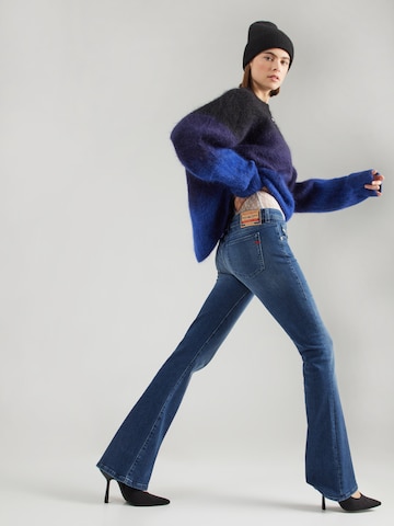 DIESEL Flared Jeans '1969 D-EBBEY' in Blau