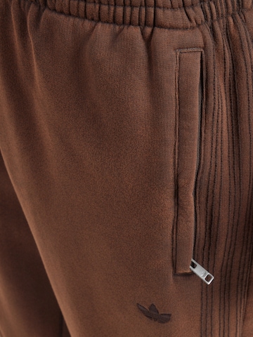 ADIDAS ORIGINALSLoosefit Hlače 'Premium Essentials' - smeđa boja