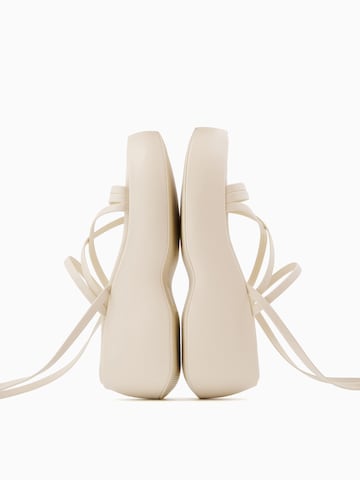 Bershka Sandalen met riem in Beige