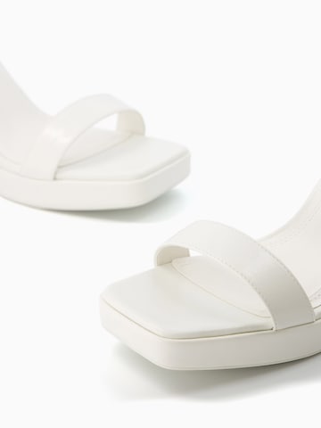 Bershka Sandały z rzemykami w kolorze biały