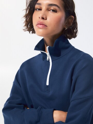 Pull&Bear Суичър в синьо