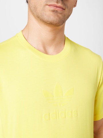 ADIDAS ORIGINALS - Camisa 'Trefoil Series Street' em amarelo