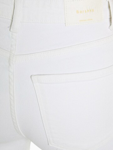 Bershka Rozkloszowany krój Jeansy w kolorze biały