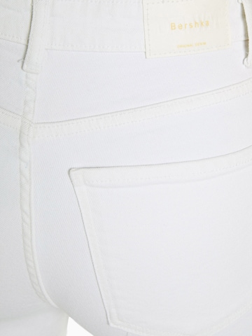 Bershka Flared Jeans in Weiß