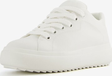 Baskets basses Bershka en blanc : devant