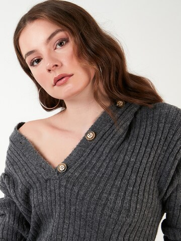 LELA Pullover in Grau