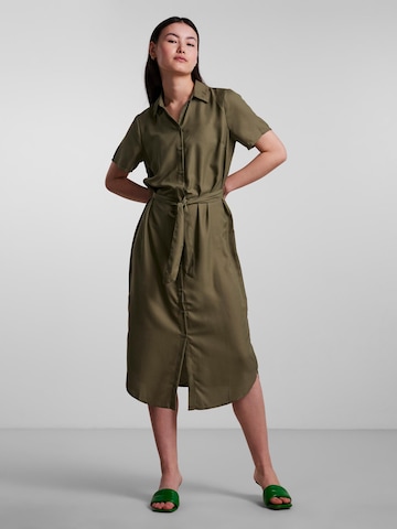 Robe-chemise 'Olivia' PIECES en vert : devant