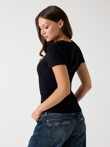 GUESS T-Shirt in Schwarz