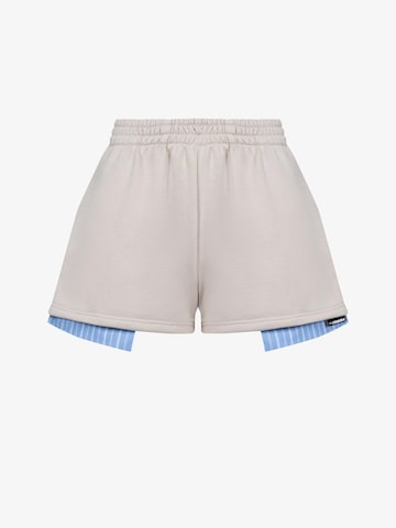 FEMSSY Spodnie 'POCKET SHORTS BEIGE' w kolorze beżowy: przód
