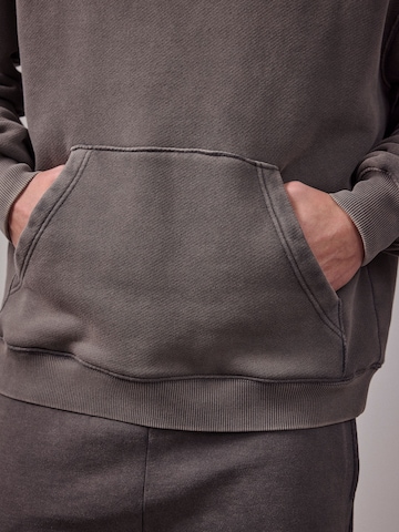 DAN FOX APPAREL Свитшот 'Essential Patrick' в Серый