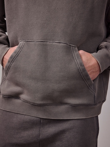 DAN FOX APPAREL Sweatshirt 'The Essential' in Grey
