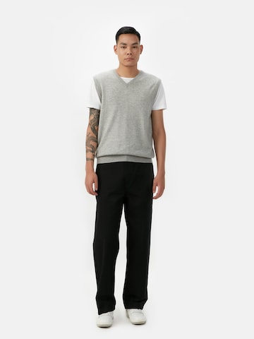 Gilet 'Men's Essential V-Neck Cashmere Vest' GOBI Cashmere en gris
