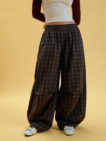 Barrel Pantalon Bershka en marron : devant