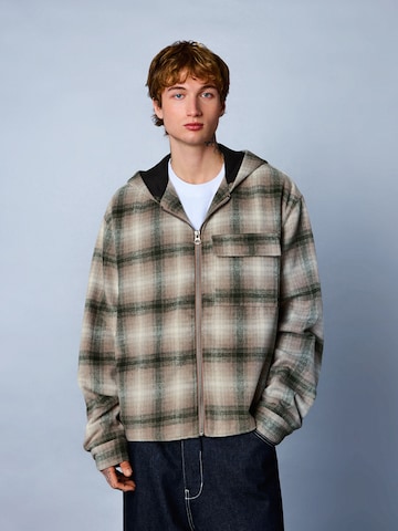 Veste mi-saison Bershka en vert : devant