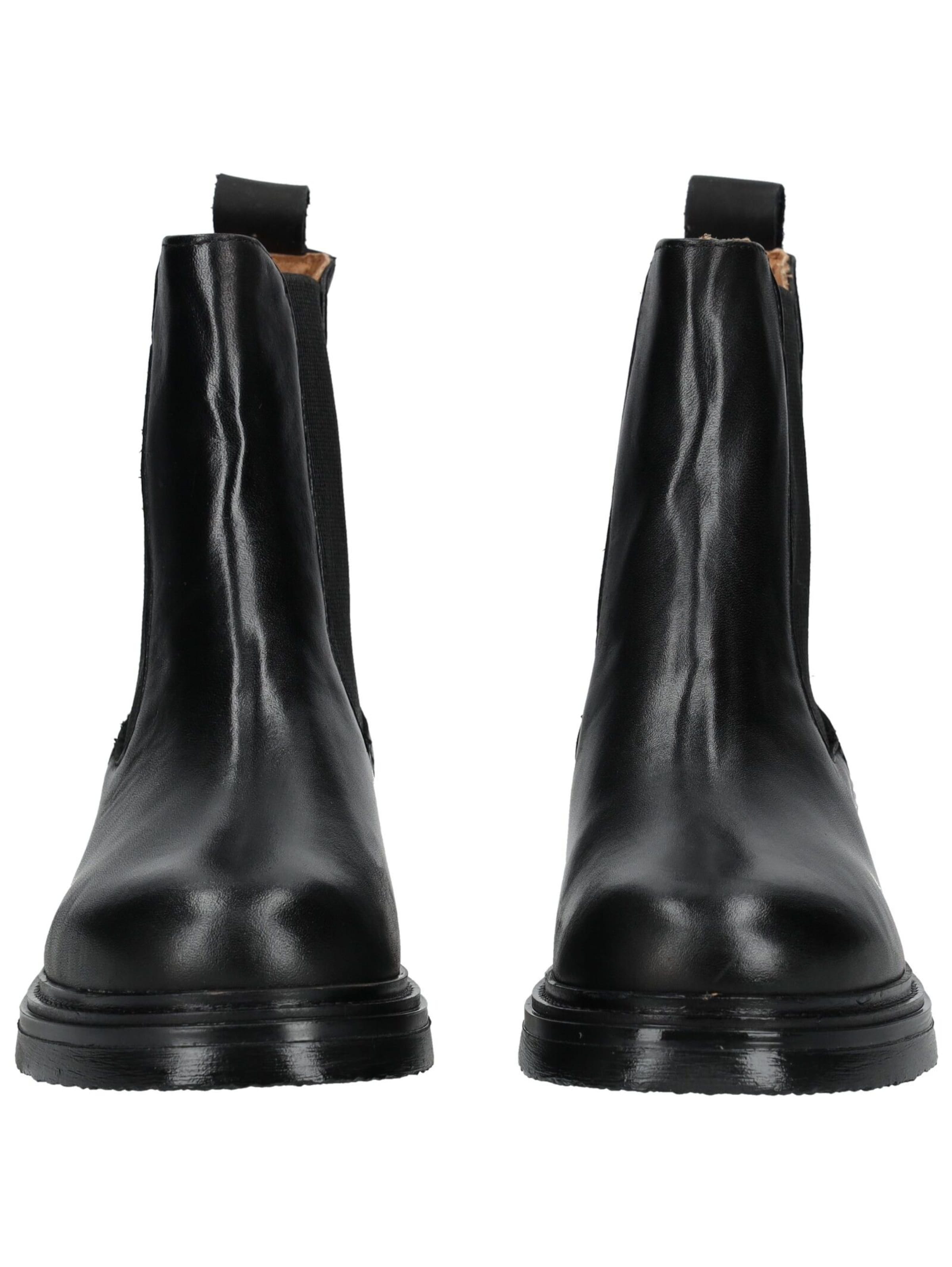 PAVEMENT Ankle Boots in Black