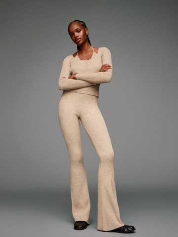 Bershka Flared Bukser i beige: forside