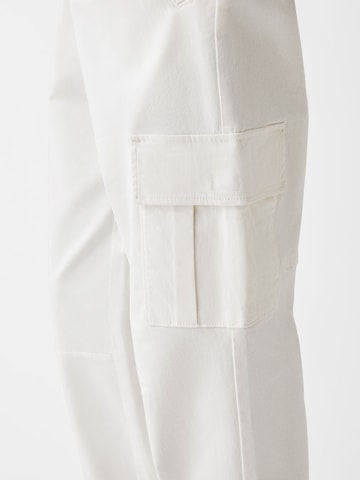 BershkaTapered Cargo hlače - bijela boja