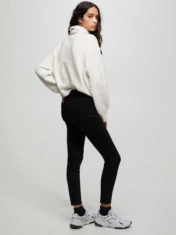 Skinny Jeans de la Pull&Bear pe negru