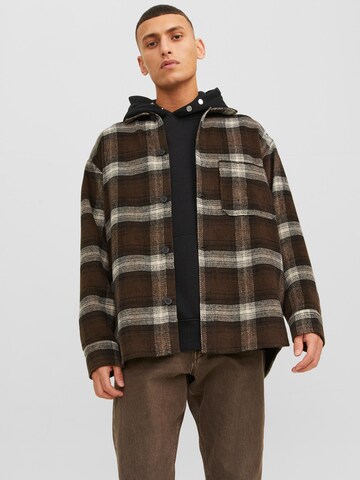 JACK & JONES - Ajuste confortable Camisa 'Zac' en marrón: frente