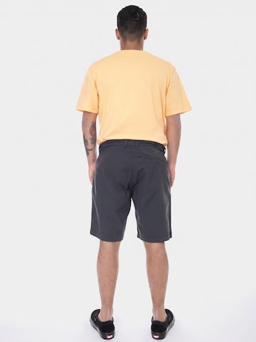 Baggy Pantaloni 'Mens Maxson Shorts' di elvine in grigio