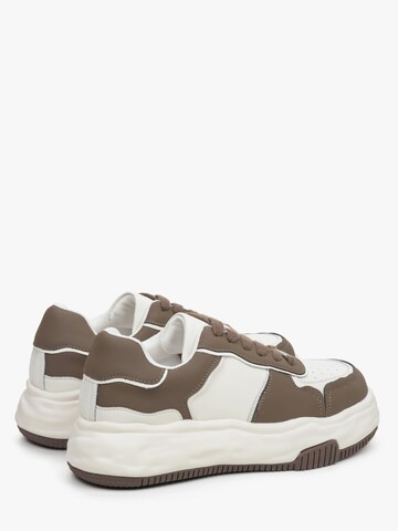 Estro Sneakers laag '3002' in Bruin