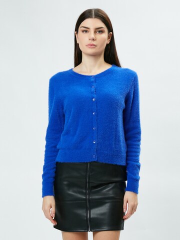 Cardigan 'Fluffy' Influencer en bleu : devant