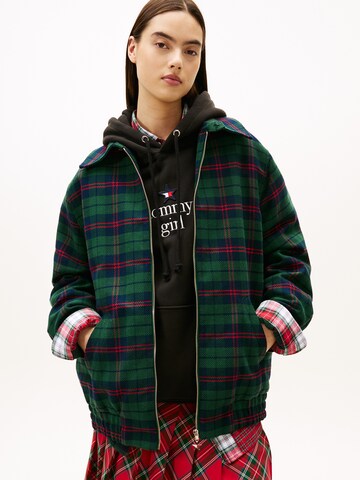 Tommy Jeans Φθινοπωρινό και ανοιξιάτικο μπουφάν σε πράσινο: μπροστά