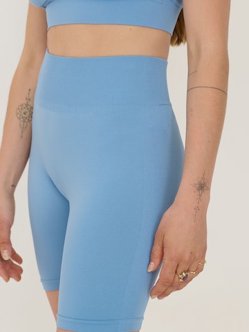 ABOUT YOU x Sofia Tsakiridou Skinny Spodnie 'Elisa' w kolorze niebieski