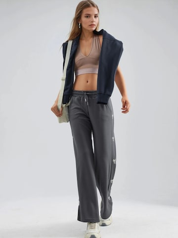 Hiccup - Loosefit Calças em cinzento