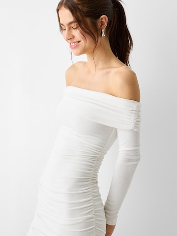 Bershka Sukienka w kolorze biały