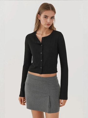 Hiccup Strickjacke in Schwarz: Vorderseite