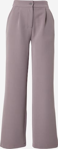 Pantaloni cutați de la Trendyol pe gri: față