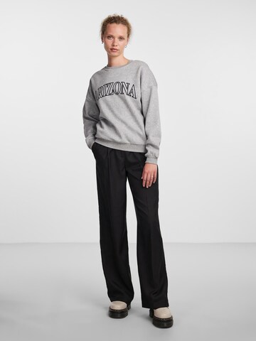 Sweat-shirt 'FREYA' PIECES en gris