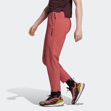 Loosefit Pantalon outdoor ADIDAS TERREX en rouge