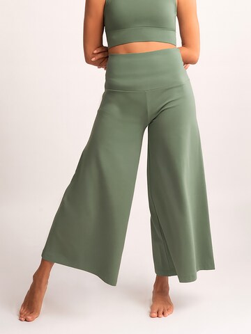 Spirit of OM Loosefit Bügelfaltenhose 'Devi' in Grün