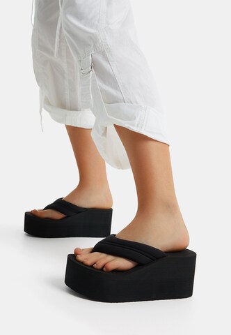 Flip-flops de la Bershka pe negru