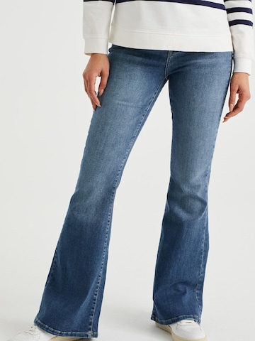 WE Fashion Flared Jeans in Blue: front