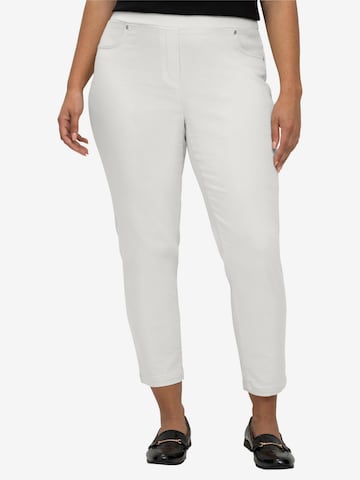 SHEEGO Slim fit Pants in White: front