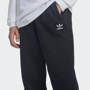 ADIDAS ORIGINALS Tapered Παντελόνι 'Trefoil Essentials' σε μαύρο