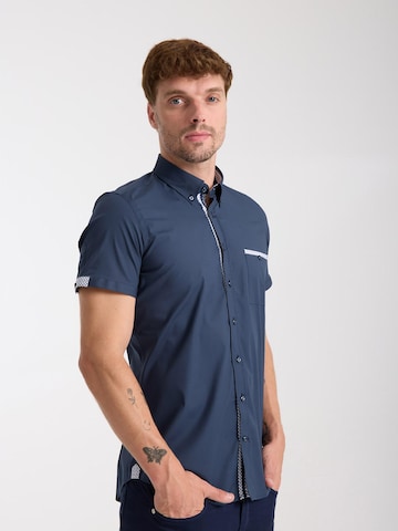 Slim fit Camicia business 'Iconic Poplin Stretch Man Shirt Short Sleeve Light Blue' di 7Camicie in blu